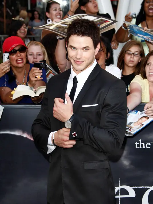 Dalam beberapa foto tersebut, Kellan menunjukkan pose yang berbeda, salah satunya, dia terlihat menyeimbangkan tubuh dengan hanya bertumpu pada kedua tangannya. (Bintang/EPA)