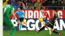 Pemain Girona, Viktor Tsyhankov berusaha mencetak gol ke gawang Rayo Vallecano pada laga lanjutan Liga Spanyol 2023/2024 di Montilivi Stadium, Girona, Spanyol, Selasa (27/02/2024). (AFP/Lluis Gene)