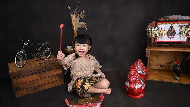 5 Potret Anak Felicya Angelista dan Caesar Hito dalam Balutan Outfit Adat Jawa, Cantik Menggemaskan (instagram/felicyangelista_)