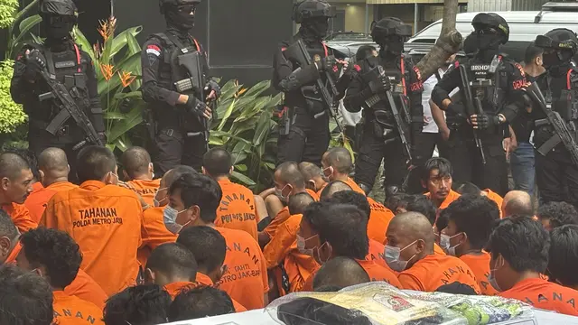 Lembaga Swadaya Masyarakat Triga Nusantara (Trinusa) memalak pedagang selama selama lima tahun terakhir. Mereka beraksi di kawasan Sentra Grosir Cikarang (SGC). (Liputan6.com/Ady Anugrahadi)