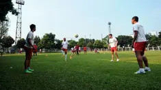 Sejumlah pemain Persipura kembali melakukan latihan di Lapangan C Senayan, Jakarta, Kamis (7/5/2015). Latihan tersebut merupakan persiapan jelang AFC 2015 di Bengaluru, India, 12 Mei mendatang. (Liputan6.com/Helmi Fithriansyah)