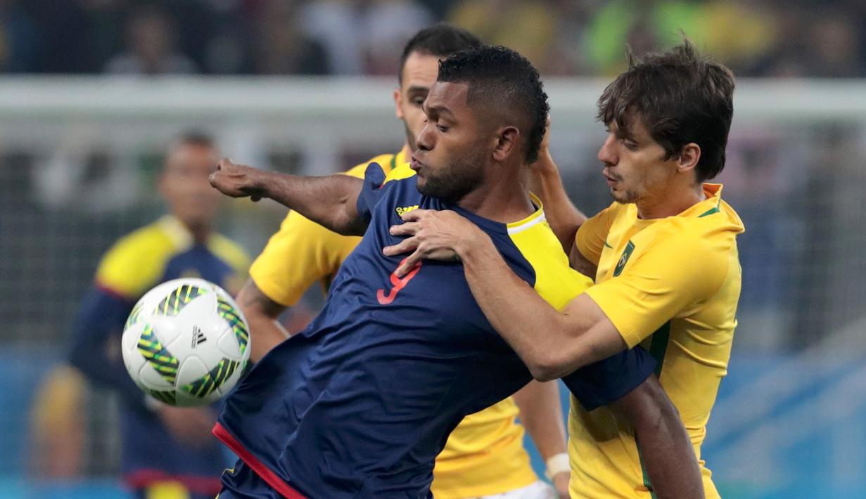 Pemain Kolombia, Miguel Borja (kiri) berusaha mengontrol bola saat laga Perempat Final Sepakbola Olimpiade Rio 2016, Sabtu (13/8). Kolombia takluk dari Brasil dengan skor 2-0. (REUTERS / Leonardo Benassatto)