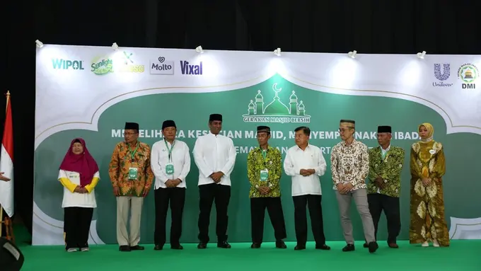 Menutup ‘Gerakan Masjid Bersih 2024’, Unilever Indonesia dan DMI Gelar Kegiatan Bersih-Bersih di Masjid Akbar Kemayoran