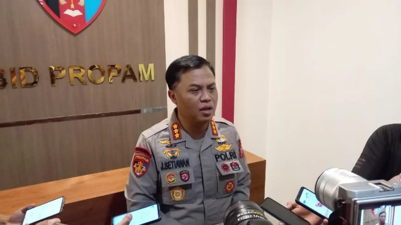 Kepala Bidang Propam Kombes Johanes Setiawan memberikan keterangan pers soal setoran bawahan ke atasan di Brimob Polda Riau.