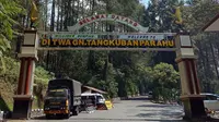 Petugas kepolisian dan  BPBD tetap bersiaga di pintu masuk Taman Wisata Alam Gunung Tangkuban Parahu, Minggu (28/7/2019). (Liputan6.com/Huyogo Simbolon)