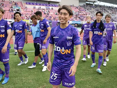 Jalan terjal harus dihadapi oleh Sanfrecce Hiroshima, salah satu klub J1 League yang pernah merajai kompetisi kasta tertinggi sepak bola Jepang untuk bersaing di papan atas J1 League 2023. Klub yang pernah menjadi juara J1 League sebanyak tiga kali dalam empat musim, yaitu pada 2012, 2013 dan 2015 harus takluk 0-1 dari tuan rumah Kawasaki Frontale pada pekan ke-17, Minggu (11/6/2023). Hasil ini sementara menempatkan Viola, julukan Sanfrecce Hiroshima di posisi ke-5 klasemen sementara J1 League 2023, turun satu peringkat setelah digusur Urawa Reds. (Dok. J1 League)