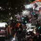 Suasana di pasar maling Wonokromo yang hanya buka malam hari saja dan memanfaatkan bahu jalan, dipenuhi para calon pembeli yang berasal dari Surabaya dan sekitarnya, Jumat malam (2/2). (ANDY SATRIA/RADAR SURABAYA)