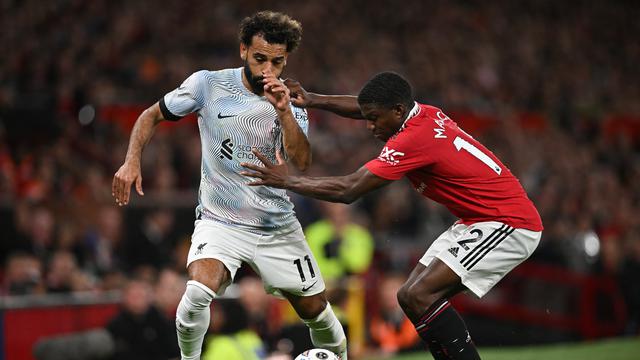 Tyrell Malacia saat menjaga Mohamed Salah di laga MU vs Liverpool