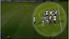 Penyerang Fluminense, Fred, memukul bagian belakang kepala bek Atletico Paranaense, Leo, pada sekitar menit ke-70 laga Copa Sul-Minas-Rio, di Estádio General Raulino de Oliveira, Rabu (27/1/2016). Akibat insiden itu, Fred dan Leo menerima kartu merah. 