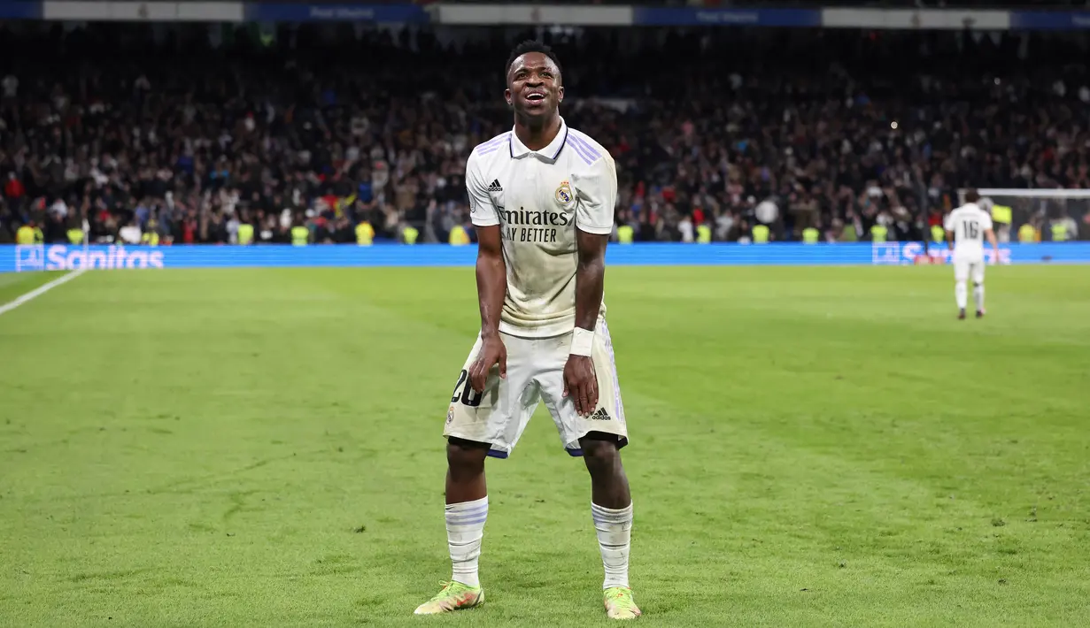 Entah Vinicius mengetahui aksi dari fans Atletico Madrid atau tidak, akan tetapi pemain asal Brasil itu tampil apik di lapangan. Vinicius menjadi pembeda bagi Real Madrid, terutama pada babak extra time dan berhasil mencetak gol pada menit 120+1, tepat sebelum laga usai. (AFP/Pierre-Philippe Marcou)