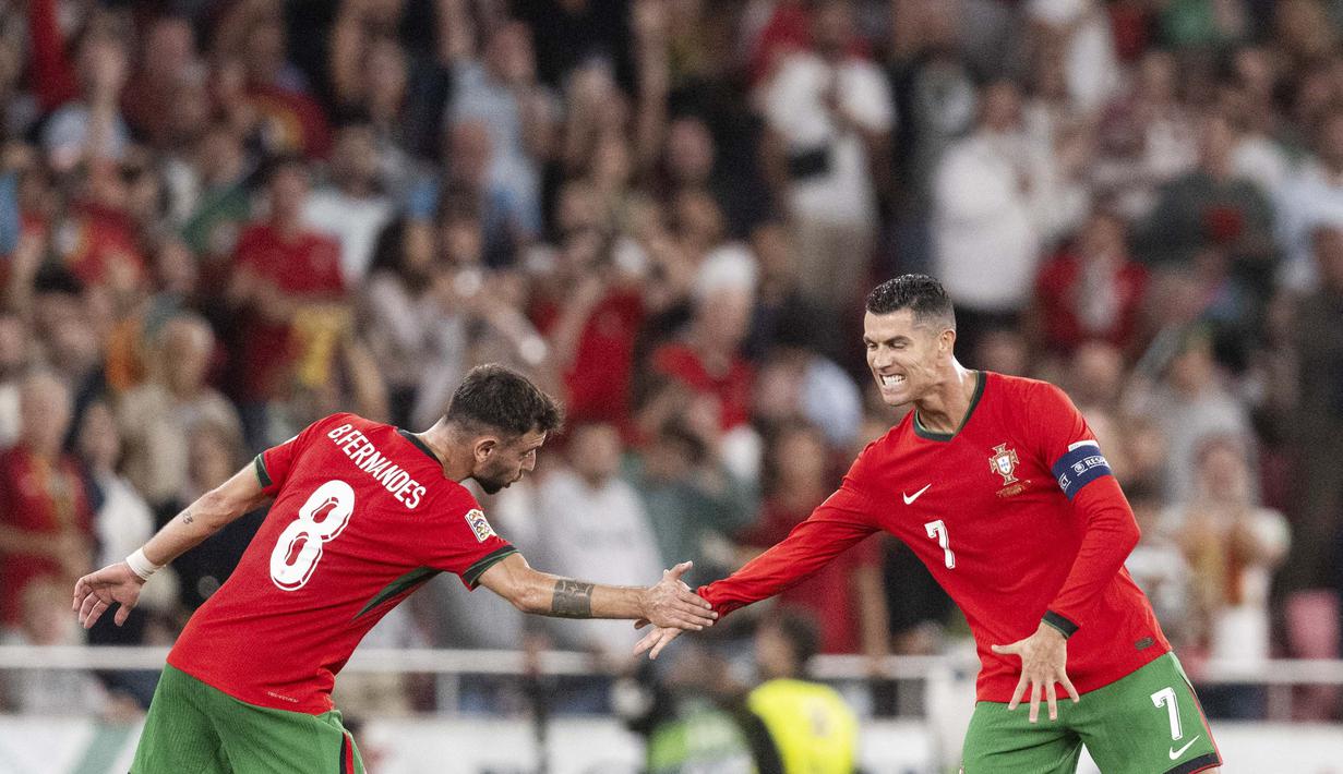 Portugal sejatinya sempat tertinggal lebih dulu akibat gol Scott McTominay di awal laga. Tuan rumah mampu bangkit di babak kedua lewat gol-gol yang dicetak Bruno Fernandes dan Cristiano Ronaldo. (AFP/Patricia De Melo Moreira)