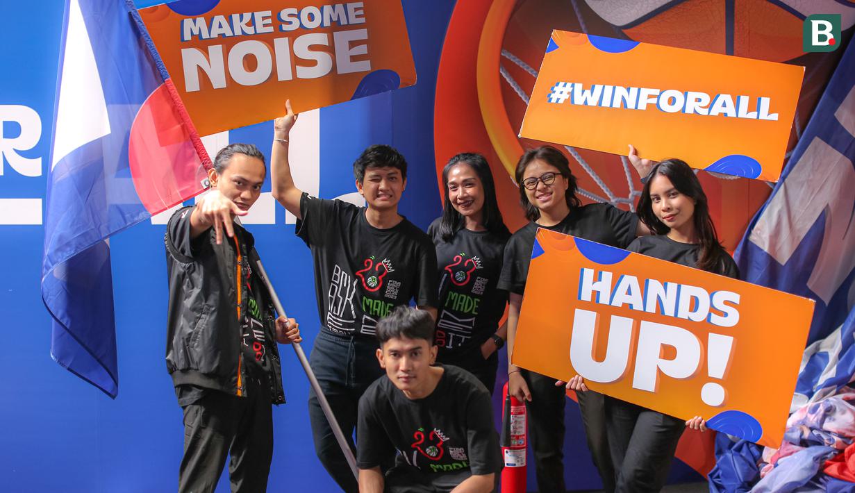 (kiri ke kanan) Nanda Perwira, Achmad Fauzi Adriansyah, Andre Septianto, Indah Sri Wahyuni, Amanda Rafelia, dan Virginia Putri tergabung dalam hype crew selama Piala Dunia FIBA 2023. Tugas mereka adalah menghidupkan suasana penoton di Indonesia Arena. Mereka sendiri terdiri dari latar belakang yang beraneka ragam, mulai dari mahasiswa hingga penyanyi. (Bola.com/Bagaskara Lazuardi)