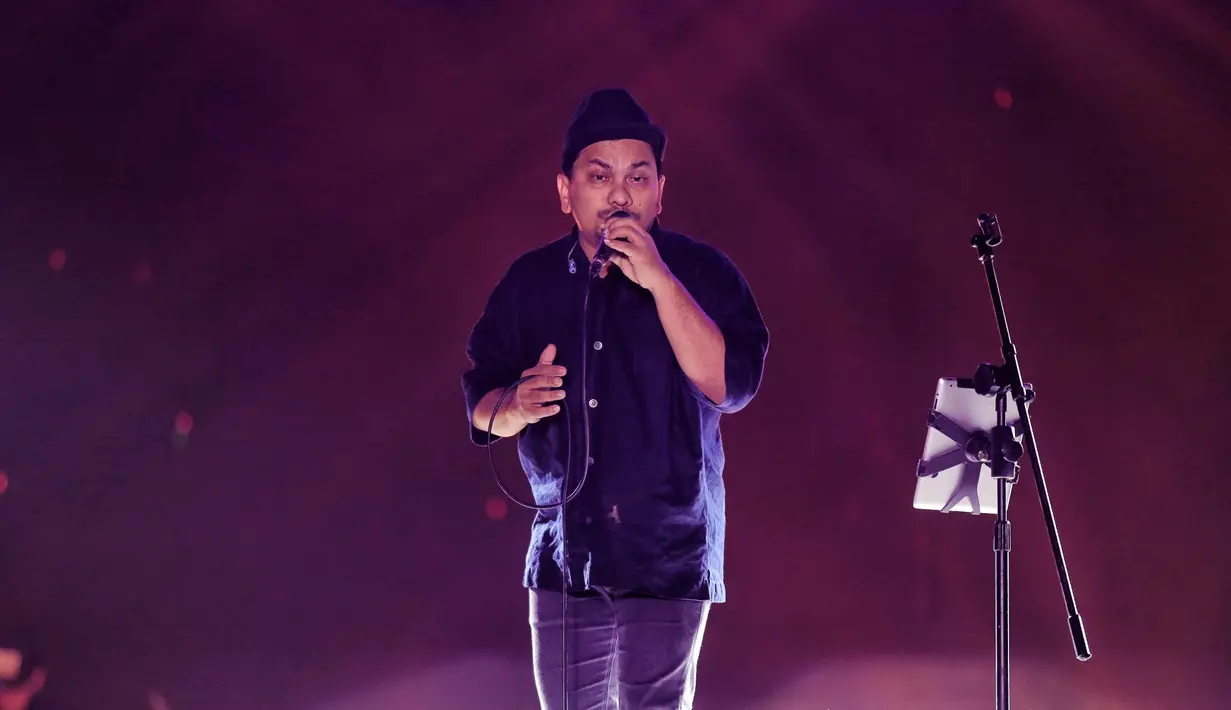 Saat membuka penampilannya saat itu para penonton sudah ramai memadati area. Tak heran, pasalnya Tompi menjadi penampil terakhir pada hari itu. Penonton semakin hanyut ketika Tompi menyanyikan lagu ‘Sedari Dulu’. (Adrian Putra/Bintang.com)