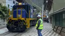 Penduduk dan pengunjung tiba di Machu Picchu, Peru dengan kereta pertama setelah layanan dari Ollantaytambo diperbarui, Rabu (8/2/2023). Layanan kereta api ke Machu Picchu di Peru sebagian diaktifkan kembali Rabu ini untuk mengangkut penduduk lokal, setelah penangguhan hampir tiga minggu karena blokade rel kereta api akibat protes anti-pemerintah yang mengguncang negara Andes. (Carolina Paucar / AFP)