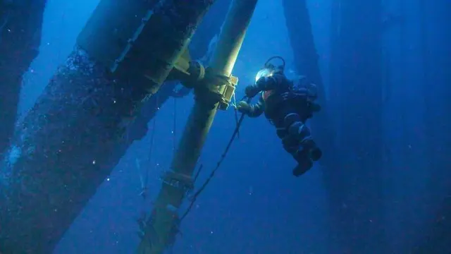 6 Potret Mengerikan yang Diambil Orang saat Bekerja di Laut, Penuh Tantangan