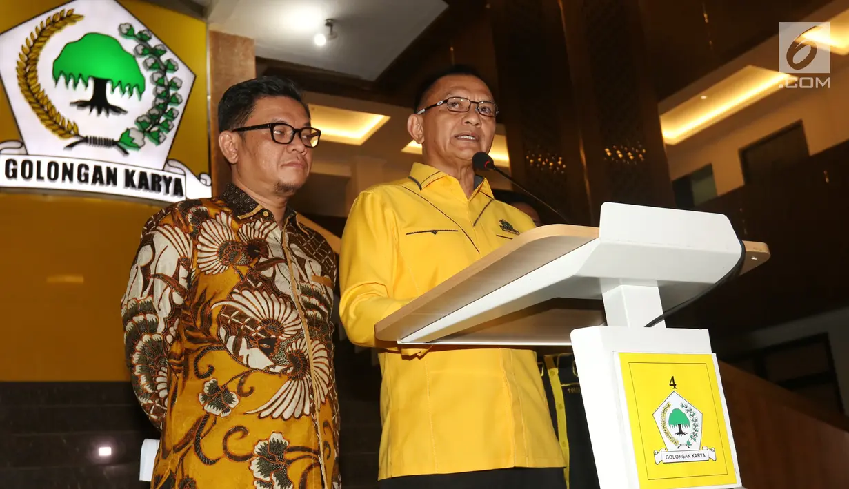 Sekjen Partai Golkar Lodewijk Freidrich Paulus didampingi Ketua DPP Ace Hasan Sadzilly menyampaikan keterangan pers terkait pemberhentian Bowo Sidik Pangarso dari kepengurusan DPP Golkar di kantor DPP Partai Golkar, Slipi, Jakarta, Kamis (28/3). (Liputan6.com/Johan Tallo)