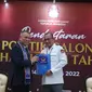 Ketua KPU RI Hasyim Asy'ari menerima berkas dari Waketum DPP Partai Nasdem H Ahmad Ali di Gedung Komisi Pemilihan Umum (KPU) RI, Jakarta, Senin (1/8/2022). Pendaftaran calon partai politik (parpol) peserta Pemilu dimulai tanggal 1 hingga 14 Agustus 2022. Pada hari pertama partai yang mendaftar yakni PDIP, PKS, PKP, Partai Reformasi, Partai Nasdem, Partai Prima, Perindo, dan PBB. (Liputan6.com/Angga Yuniar)