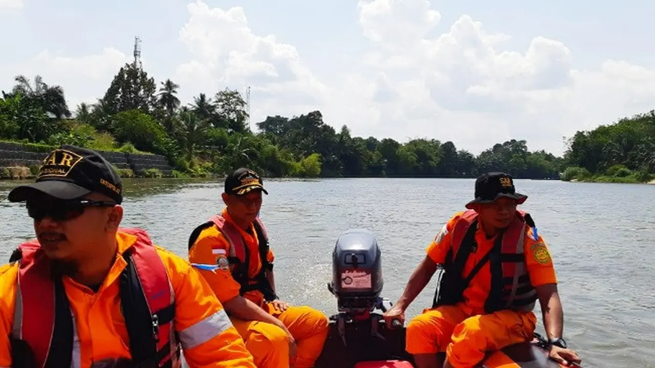 Petugas Basarnas Pekanbaru mencari korban tenggelam di Sungai Kampar.