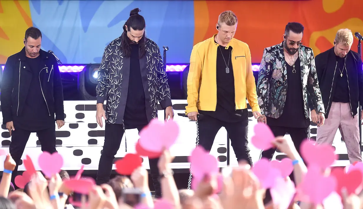 Nick Carter, Howie D., Kevin Richardson, Brian Littrell, dan AJ McLean dari Backstreet Boys menghibur penonton saat tampil di ABC "Good Morning America" di SummerStage di Rumsey Playfield, Central Park, New York (13/7). (AFP Photo/Michael Loccisano)
