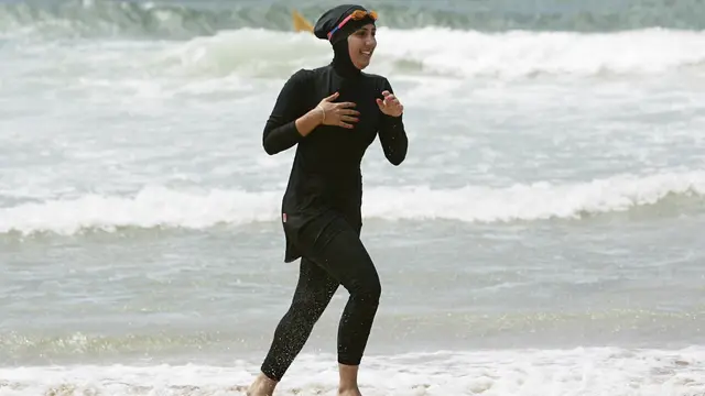 [Bintang] Kasihan, Berenang Pakai Burkini Cewek Ini Didenda Rp7 Juta