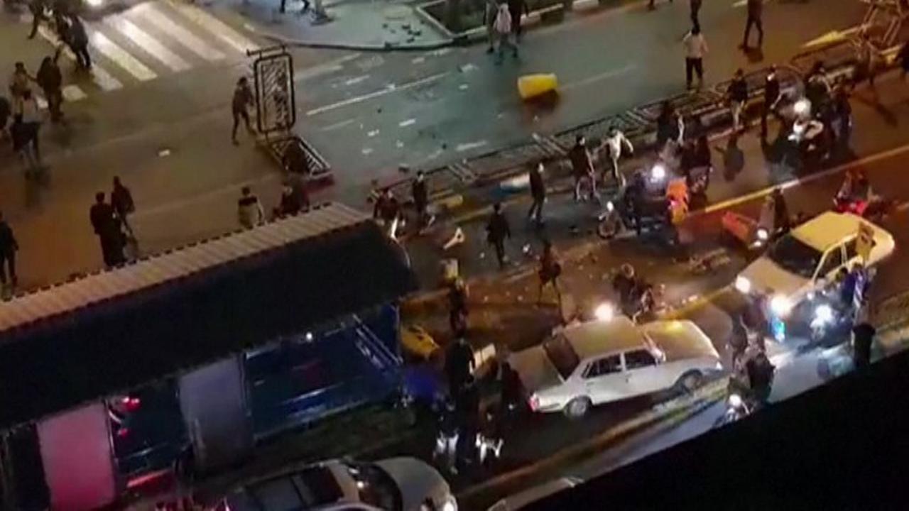 Iran Makin Memanas, Demonstran Membakar Sejumlah Kantor Polisi