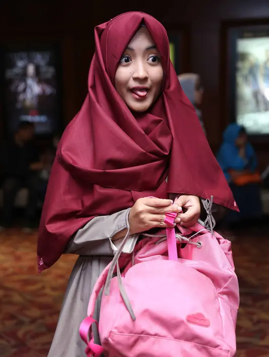 "Ada, tapi jalani saja. Beda profesi, dia mahasiswa gitu tapi kayak teman saja. Nyaman jalani saja sampai benar-benar sudah klop banget, baru," kata Arafah Rianti, di Djakarta Theater, Jakarta Pusat, Jumat (10/2/2017). (Nurwahyunan/Bintang.com)