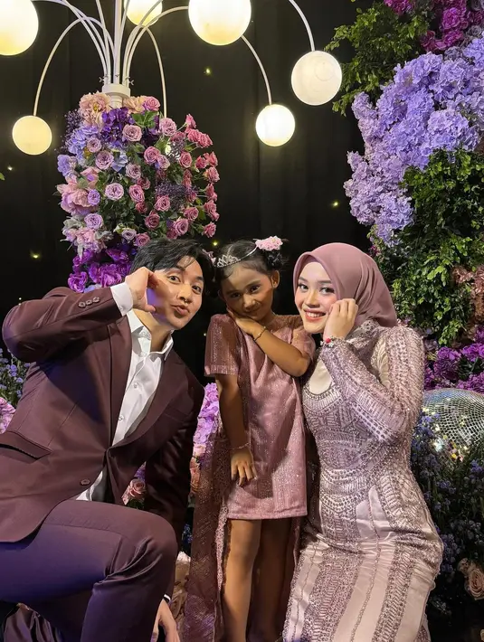 Ia tampil memukau dalam balutan silk maxi dress yang dihiasi beads warna ungu pastel senada dengan hijab-nya.[@putridelinaa]
