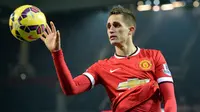 Adnan Januzaj masuk ke tim utama Manchester United asuhan David Moyes. Sayangnya, usai pelatihnya tersebut hengkang, Januzaj mulai terpinggirkan. Ia tercatat tampil sebanyak 73 kali dan mencetak lima gol sebelum hengkang ke Real Sociedad pada tahun 2017. (AFP/Oli Scarff)