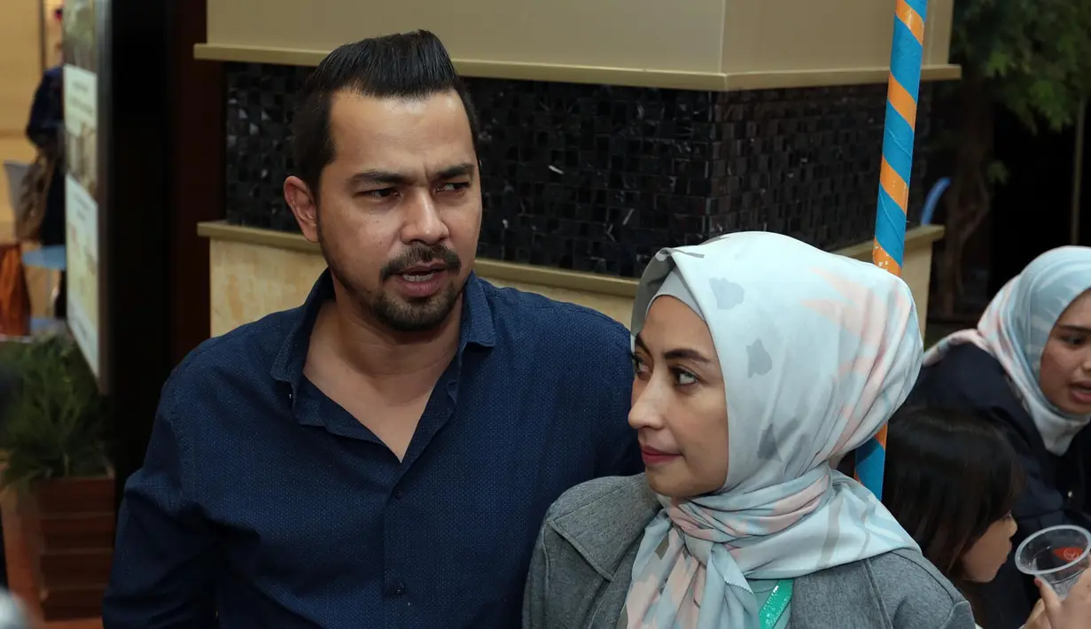 Annisa Trihapsari mengaku baru saja keluar dari rumah sakit lantaran terkena penyakit tipes dan infeksi. Akibat penyakitnya tersebut, istri Sultan Djorgi itu harus menjalani perawatan hingga tiga hari. (Deki Prayoga/Bintang.com)