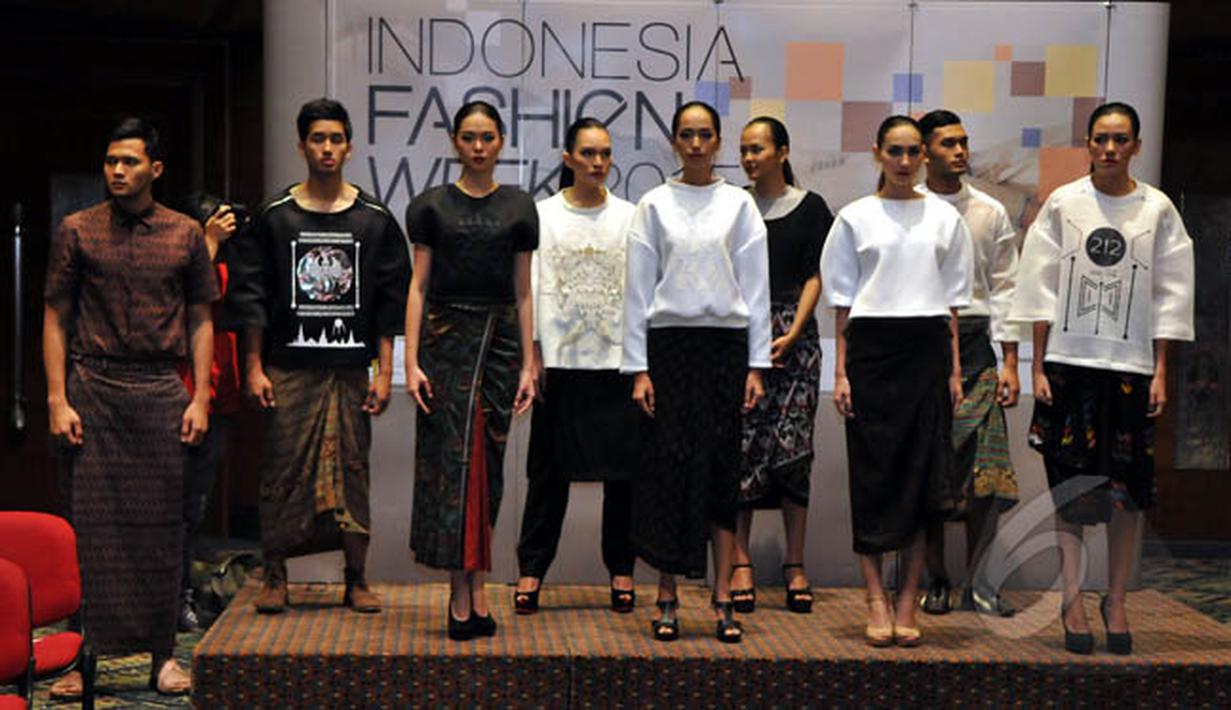 Sejumlah model menampilkan busana sejumlah perancang mode pada acara konferensi pers jelang Indonesia Fashion Week 2015, Jakarta, Selasa (17/2). Indonesia Fashion Week 2015 akan berlangsung di JCC dari 26 Februari-1 Maret. (Liputan6.com/Panji Diksana)