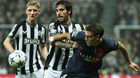 Gelandang Newcastle United, Sandro Tonali, mengawal ketat gelandang PSG, Manuel Ugarte, dalam pertandingan matchday kedua Grup F Liga Champions 2023/2024 di St James' Park, Kamis (5/10/2023) dini hari WIB. (FRANCK FIFE / AFP)