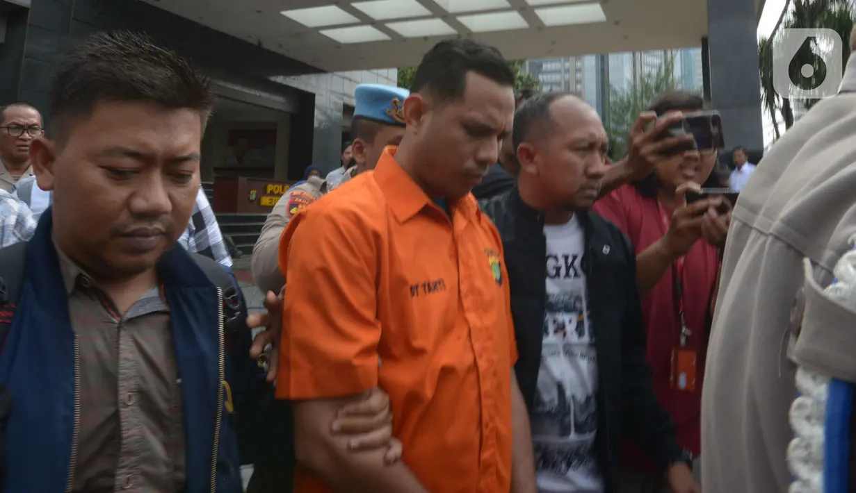 Polisi mengawal tersangka kasus penyiramanan air keras terhadap penyidik senior KPK Novel Baswedan di Polda Metro Jaya, Jakarta, Sabtu (28/12/2019). Tersangka berinisial RM dan RB dipindahkan dari Polda Metro Jaya ke Bareskrim Mabes Polri untuk penyidikan lebih lanjut. (merdeka.com/Imam Buhori)