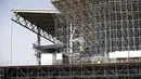 Ajang ini untuk pertama kalinya digelar di tiga negara sekaligus, yakni Amerika Serikat, Kanada, dan Meksiko, dengan total 16 stadion resmi yang tersebar di berbagai kota besar Amerika Utara. Tampak dalam foto, tempat duduk tribun sementara dipasang di BMO Field, Toronto, Kanada, pada Selasa 24 Maret 2026. (Cole BURSTON/AFP)