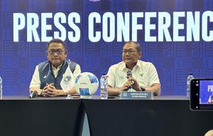 Ketua BTN Sumardji bersama Anggota Exco PSSI Endri Irawan membeberkan progres pencarian pelatih baru Timnas Indonesia yang kini telah mengerucut ke dua nama. Hal ini disampaikan dalam konferensi pers di Menara Mandiri II, Jakarta, pada Selasa (16/12/2025) malam WIB. (Liputan6.com/Melinda Indrasari)
