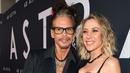 Vokalis band Aerosmith, Steven Tyler bersama pacarnya, Aimee Preston pada gala premiere film "Ad Astra" di The Cinerama Dome, Los Angeles, Rabu (18/9/2019). Steven Tyler tampak mesra dengan kekasih mudanya yang berusia 30 tahun tersebut. (Matt Winkelmeyer/GETTY IMAGES/AFP)