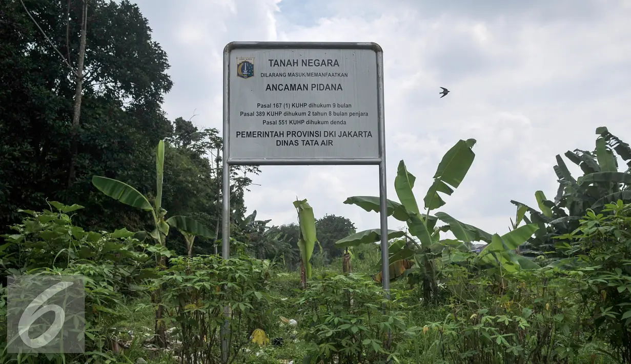 Sebuah plang terpasang di sekitar  Waduk Brigif, Jakarta, Selasa (15/11). Pemprov DKI targetkan pengerukan Waduk Brigif rampung akhir tahun ini. (Liputan6.com/Yoppy Renato)