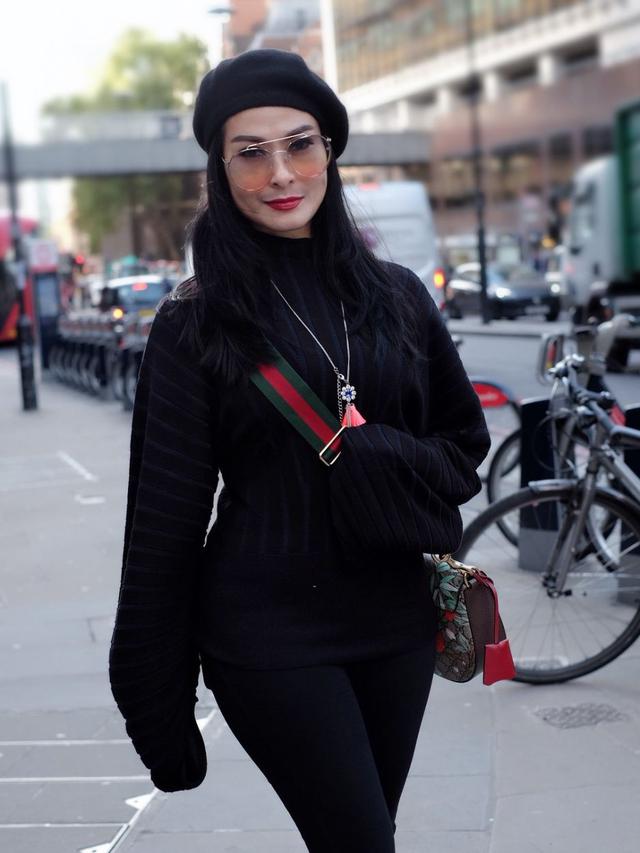 6 Penampilan Glamor Iis Dahlia, Tampil Elegan