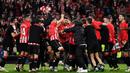 Para pemain Athletic Bilbao merayakan kemenangan mereka pada akhir pertandingan leg kedua semifinal Copa del Rey (Piala Raja) Spanyol melawan Atletico Madrid di Stadion San Mames, Bilbao pada 29 Februari 2024. (ANDER GILLENEA/AFP)