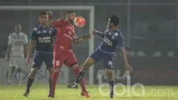 Striker Semen Padang, Marcel Sacramento, berusaha lepas dari hadangan pemain Arema FC. Kabau Sirah sempat unggul 2-0 melalui gol Marcel Sacramento dan juga Vendry Mofu pada awal babak pertama. (Bola.com/Vitalis Yogi Trisna)