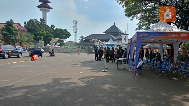 Suasana Rekonstruksi di Halaman Masjid Agung Serang. (Rabu, 14/05/2025). (Yandhi Deslatama/Liputan6.com).
