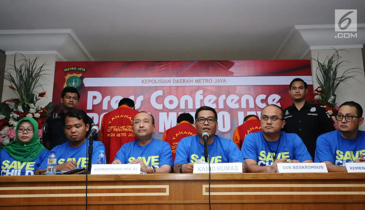 Kabid Humas Polda Metro Jaya Kombes Pol Argo Yuwono (tengah) memberi keterangan terkait kasus pornografi anak berbasis media sosial di Jakarta, Minggu (17/9). Polda Metro Jaya menangkap tiga tersangka kasus tersebut. (Liputan6.com/Helmi Fithriansyah)