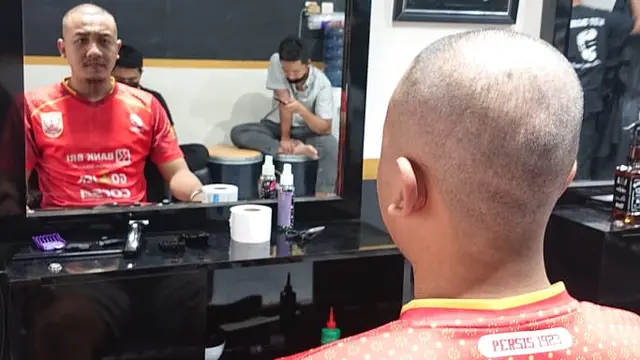 Suporter Persis Solo Nadzar Cukur Rambut Botak Persis Solo Juara