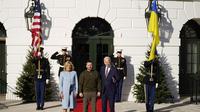 Presiden Joe Biden dan ibu negara Jill Biden, menyambut Presiden Ukraina Volodymyr Zelensky di Gedung Putih di Washington, Rabu, 21 Desember 2022. (AP Photo/Andrew Harnik)