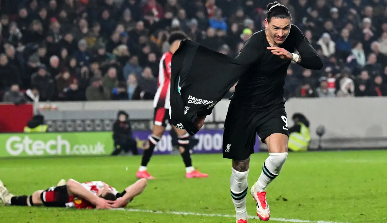 Pemain Liverpool, Darwin Nunez merayakan golnya ke gawang Brentford dalam laga lanjutan Liga Inggris 2024/2025 di Gtech Community Stadium, London, Inggris, Minggu (19/01/2025) WIB. (AFP/Justin Tallis)
