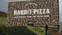 Papan iklan Hell Pizza berhasil menarik perhatian banyak orang karena menggunakan kulit kelinci asli sebagai materi iklan. (Foto: Nydailynews.com)
