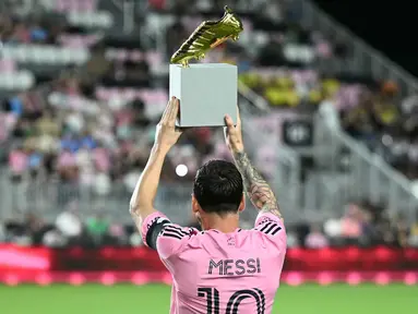 Penyerang Inter Miami asal Argentina, Lionel Messi, berpose dengan trofi MLS Golden Boot menjelang pertandingan playoff Major League Soccer (MLS) melawan Nashville SC di Chase Stadium, Fort Lauderdale, Florida, Amerika Serikat pada 24 Oktober 2025 waktu setempat atau Sabtu (25/10/2025) pagi WIB. (CHANDAN KHANNA/AFP)
