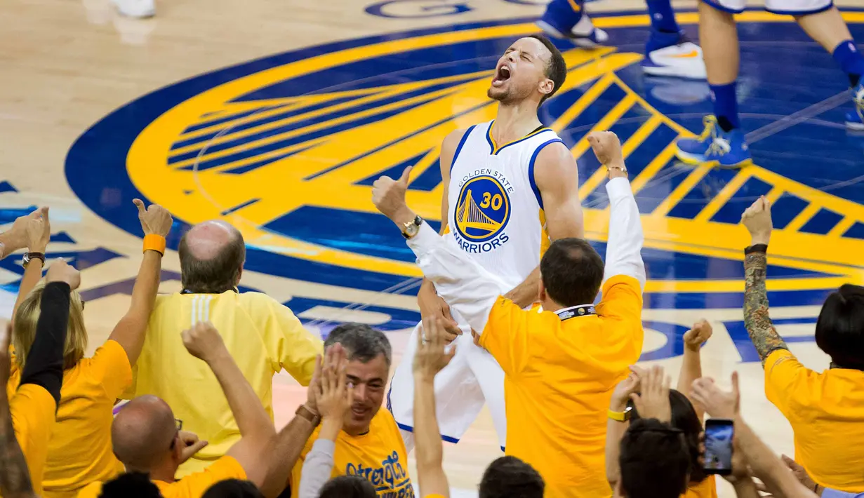Pemain Warriors, Stephen Curry #30 merayakan kemenangan usai menglahkan OKC Thunder pada final wilayah barat NBA Playoffs di Oracle Arena, (31/5/2016) WIB. Warriors menang 96-88. (Mandatory Credit: Kyle Terada-USA TODAY Sports)
