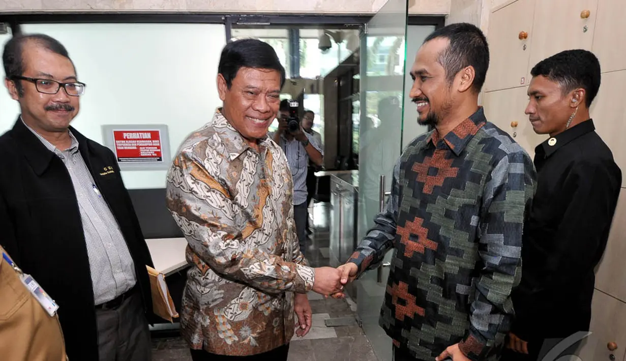 Menko Polhukam Tedjo Edhy Purdijatno berjabat tangan dengan Ketua KPK Abraham Samad (kanan), Jakarta, Selasa (16/12/2014). (Liputan6.com/Miftahul Hayat)