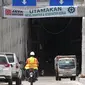 Pekerja menggunakan sepeda motor saat lalu lalang masuk ke proyek Underpass Matraman, Jakarta, Minggu (1/4). Underpass ini dibangun dengan panjang 650 meter dan lebar jalan 7 meter. (Merdeka.com/Iqbal S Nugroho)