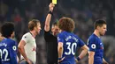 Harry Kane dan David Luis diganjal kartu kuning pada laga lanjutan Premier League yang berlangsung di stadion Stamford Bridge, London, Kamis (28/2). Chelsea menang 2-0 atas Tottenham Hotspur. (AFP/Glyn Kirk)